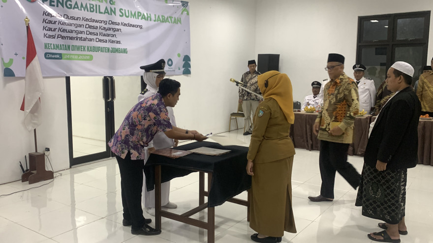 PELANTIKAN DAN PENGAMBILAN SUMPAH/JANJI KAUR KEUANGAN DESA KAYANGAN DI KANTOR KECAMATAN DIWEK